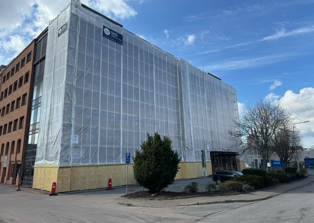 Ställningsbyggare i varseljackor går uppför trappa. Foto: Martin Modigh Karlsson